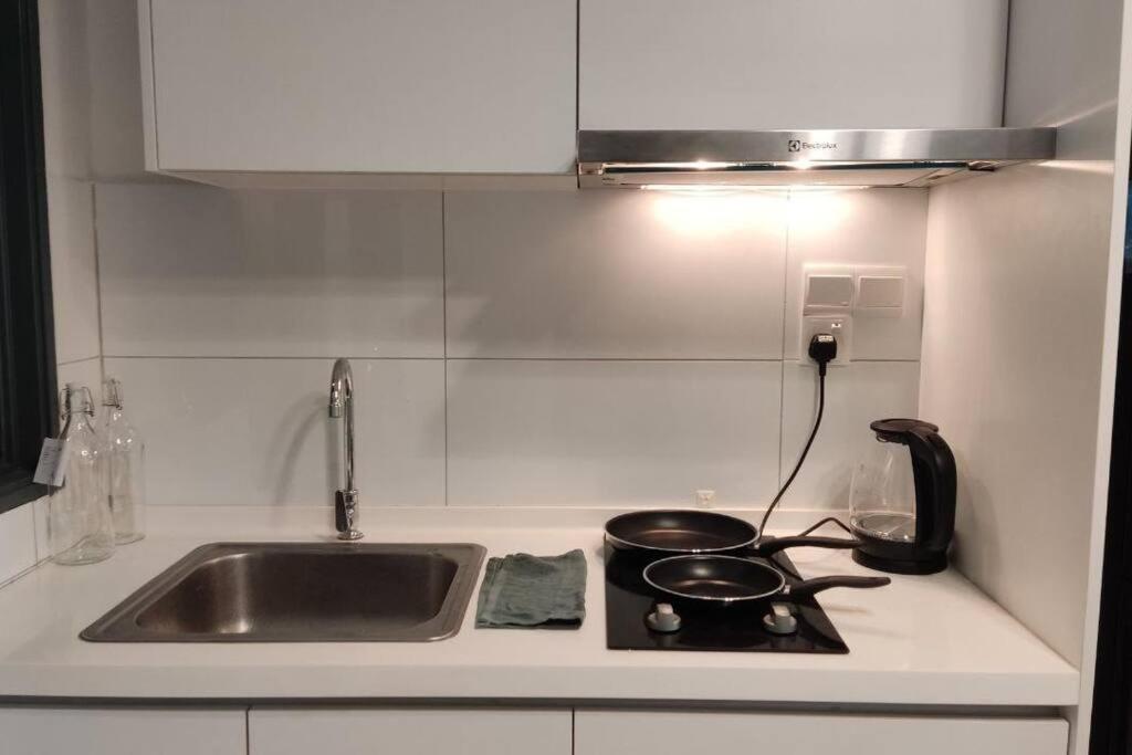 Comfort Bedroom @ Aera Residence 페탈링자야 외부 사진