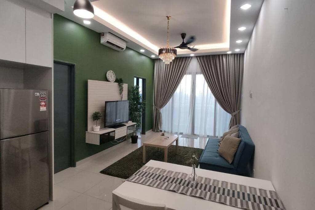 Comfort Bedroom @ Aera Residence 페탈링자야 외부 사진