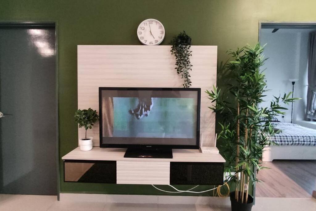 Comfort Bedroom @ Aera Residence 페탈링자야 외부 사진