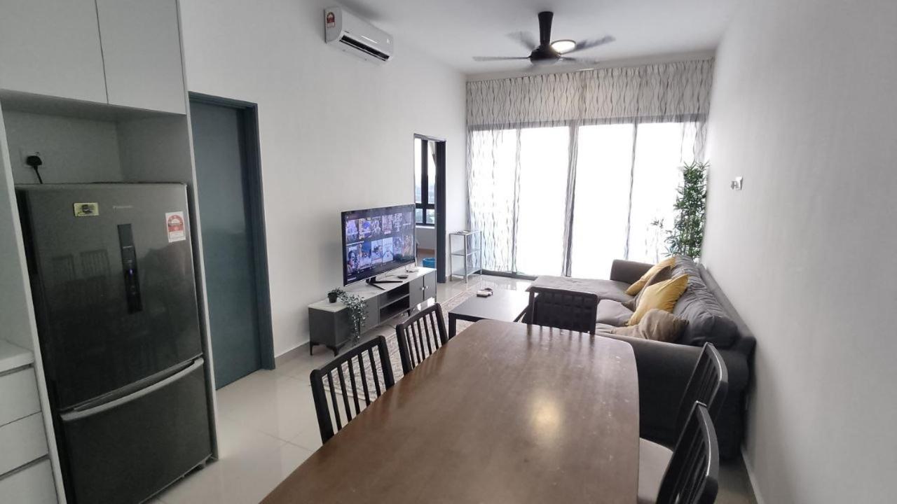 Comfort Bedroom @ Aera Residence 페탈링자야 외부 사진