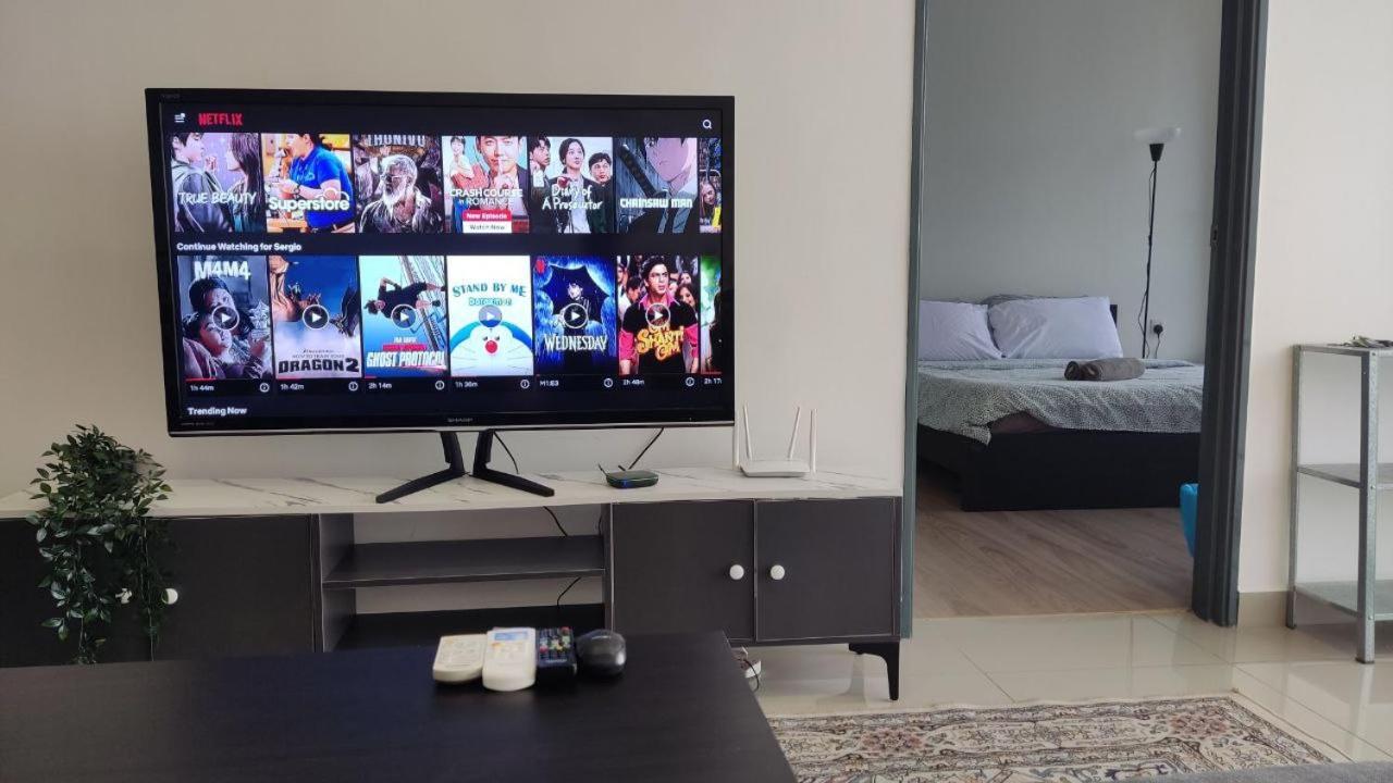 Comfort Bedroom @ Aera Residence 페탈링자야 외부 사진